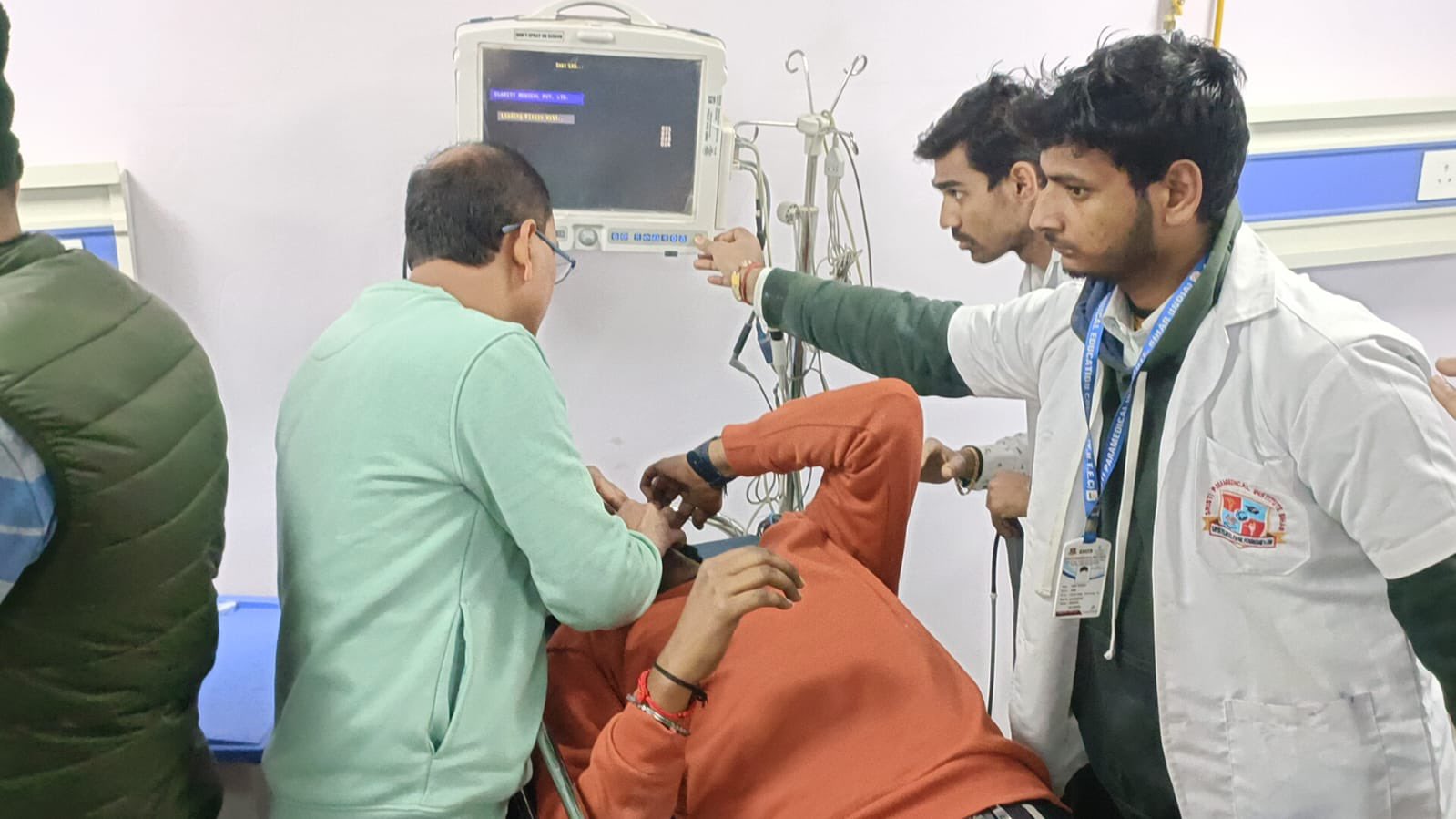 MP अजय मंडल ने पत्रकारों को दौड़ा-दौड़ाकर पीटा, समर्थकों ने दी भद्दी गलियां, Video हुआ वायरल 3 Gic6mwYXMAAK8XZ
