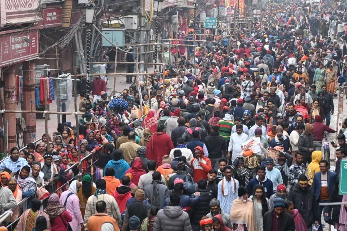 महाकुंभ में मौनी अमावस्या के बाद काशी में उमड़ी श्रद्धालुओं की भीड़, ट्रेन लेट होने की वजह से हो रही परेशानी 3 Untitled design 64 1
