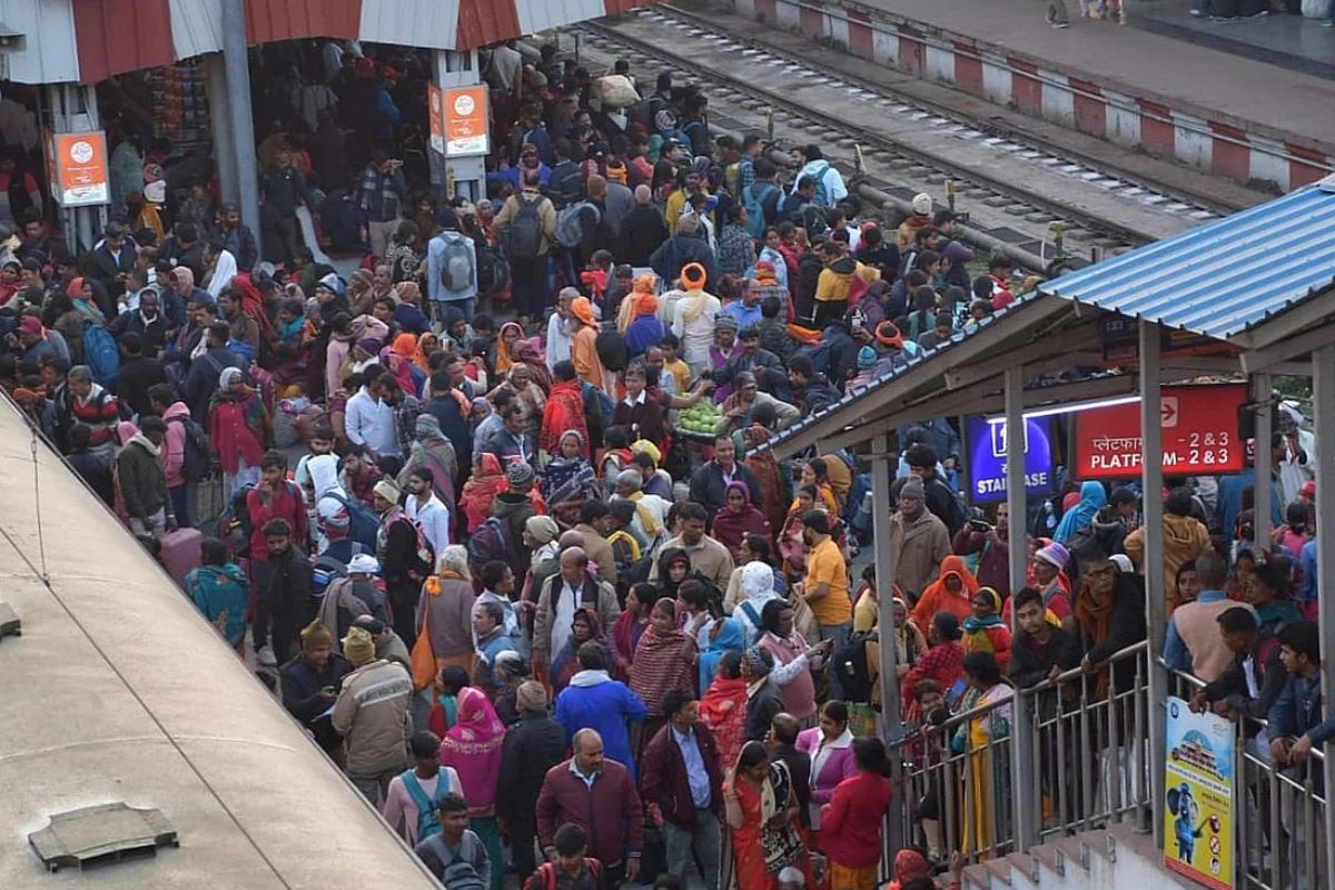 महाकुंभ में मौनी अमावस्या के बाद काशी में उमड़ी श्रद्धालुओं की भीड़, ट्रेन लेट होने की वजह से हो रही परेशानी 2 Untitled design 65 1