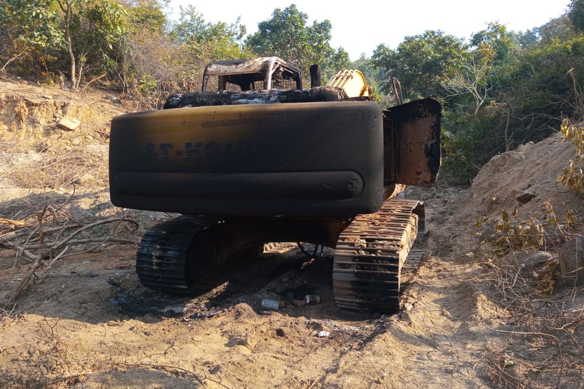 Bihar News: औरंगाबाद में नक्सलियों ने मचाया उत्पात, चेक डैम निर्माण में लगी मशीन में लगाई आग 4 aurangabad poklen machine 1