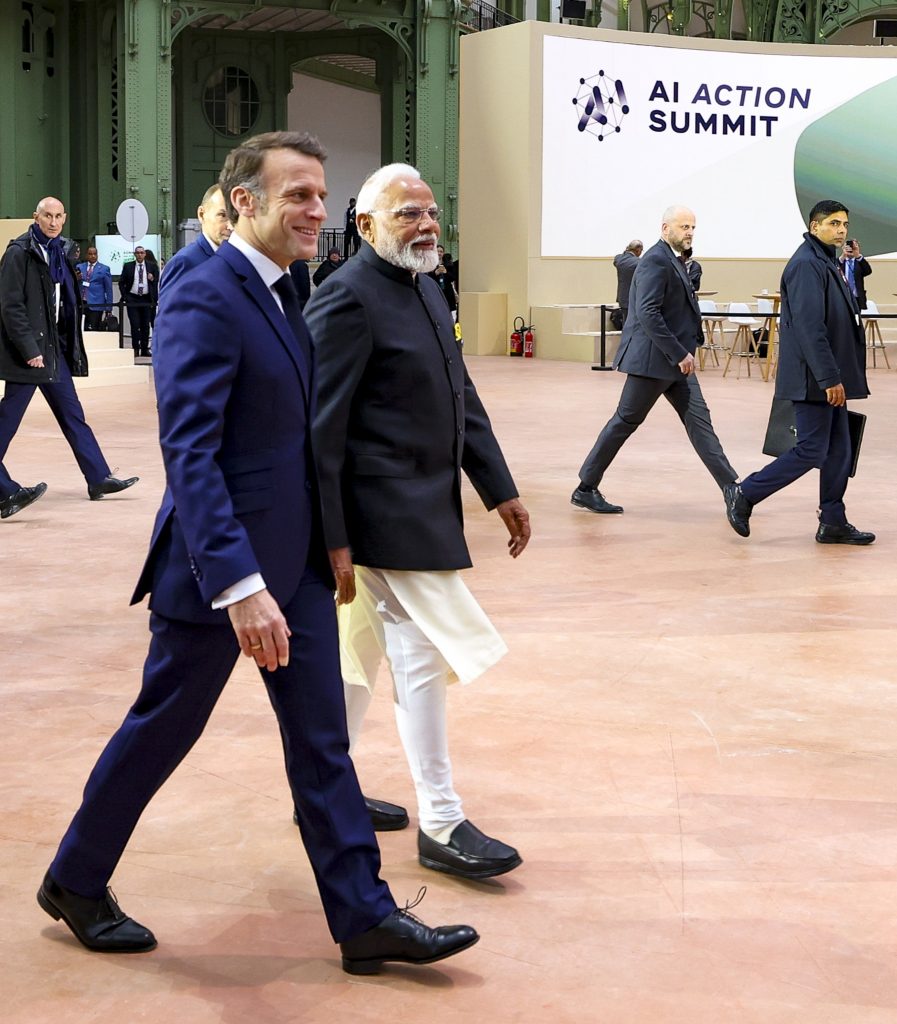 PM Modi Look: फ्रांस में पीएम मोदी का जलवा, सूट-बूट वालों के बीच कुर्ते में मचाया धमाल, देखें Photos 4 PM Modi vibes in France