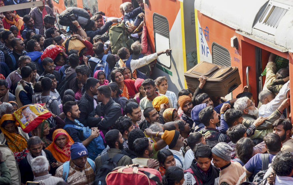Photos: पटना जंक्शन पर 4 स्त्रीएं बेहोश होकर गिरीं, नहीं थम रहा महाकुंभ जाने वालों का सैलाब 3 12021 pti02 12 2025 000144b