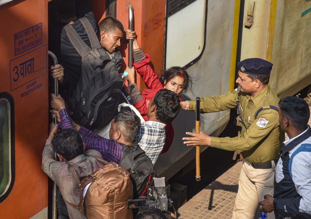 Photos: पटना जंक्शन पर 4 स्त्रीएं बेहोश होकर गिरीं, नहीं थम रहा महाकुंभ जाने वालों का सैलाब 2 12021 pti02 12 2025 000398b