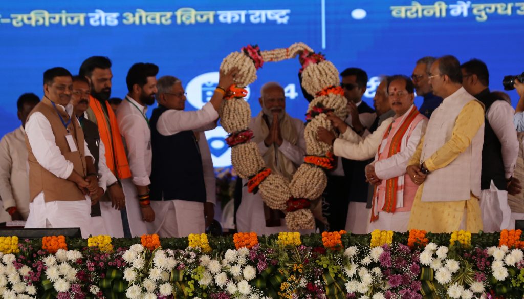 किसान सम्मान समारोह: पीएम ने 9.80 करोड़ किसानों के खाते में भेजे 22,000 करोड़ रुपये, लालू यादव पर बोला हमला 2 17 पीएम मोदी को मखाना का माला पहनाकर स्वागत करते