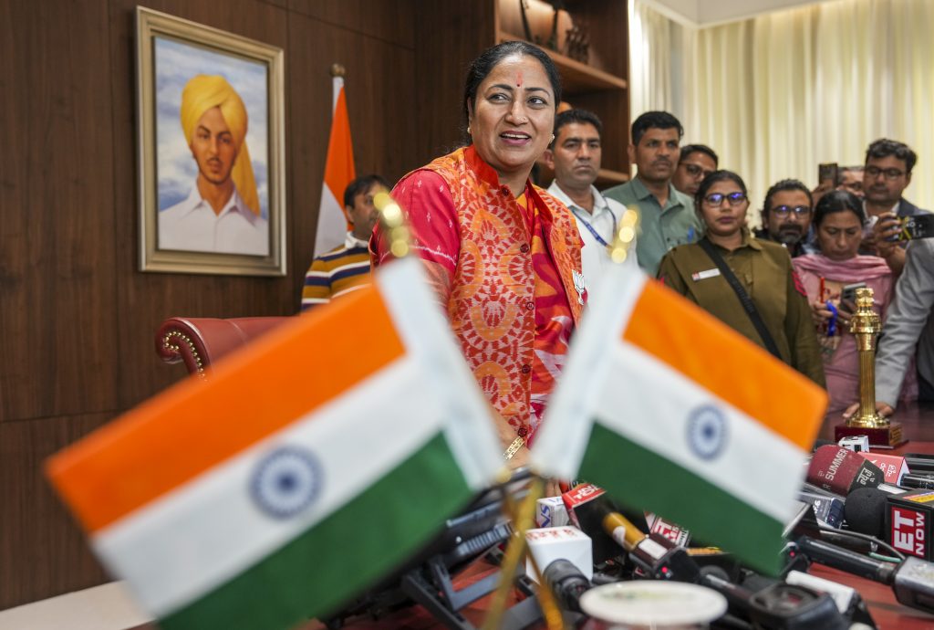 Rekha Gupta Salary: सीएम रेखा गुप्ता की कितनी होगी सैलरी, जानें क्या-क्या मिलेंगी सुविधाएं 8 20021 pti02 20 2025 000376b