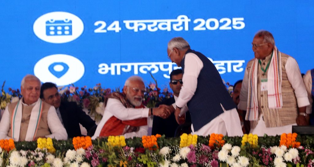 किसान सम्मान समारोह: पीएम ने 9.80 करोड़ किसानों के खाते में भेजे 22,000 करोड़ रुपये, लालू यादव पर बोला हमला 4 48 मुख्य मंत्री नीतीश कुमार से हाथ मिलाते पीएम