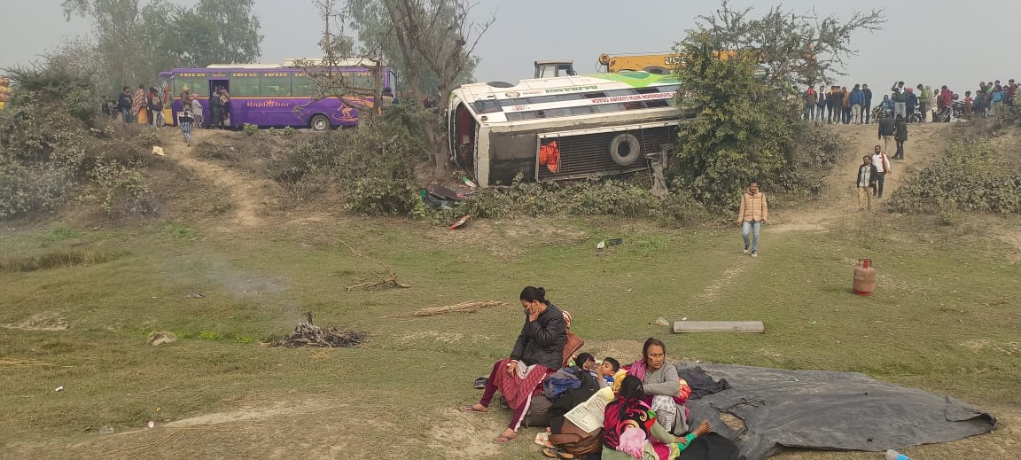 बिहार में पलटी सिलीगुड़ी से प्रयागराज महाकुंभ जा रही बस, स्त्री-शिशु समेत 45 यात्री कर रहे थे सफर 4 4a42e988 666c 4c6c b724 5e00f343c5eb