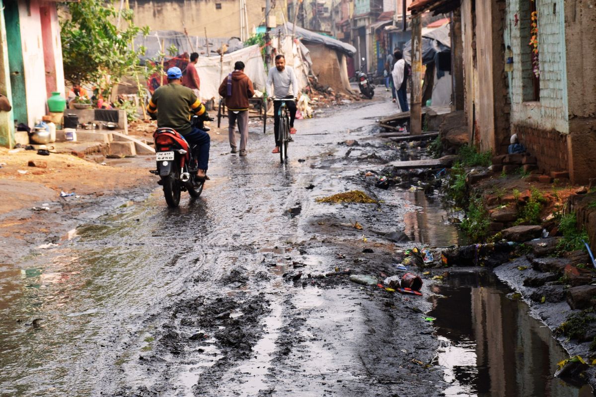 Chas News: जर्जर तारों की वजह से दहशत में जी रहे पुराना बाजार क्षेत्र के लोग 2 Dirty Gully of Chas Bokaro