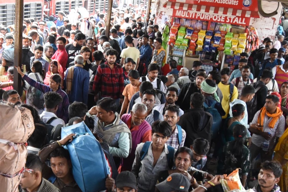 Mahakumbh 2025: महाकुंभ जाने वाली ट्रेनें पैक, ट्रेनों की आक्युपेंसी 250 प्रतिशत के पार, टूटे सारे रिकॉर्ड 1 टूटे सारे रिकॉर्ड