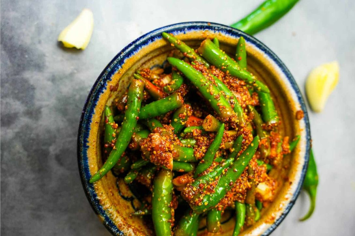 Green Chilli vs Red Chilli Powder: सेहत के लिए है क्या ज्यादा फायदेमंद? हरी मिर्च या लाल मिर्च पाउडर 1 Gujrati Style Green Chilli Pickle: ये है एकदम पारंपरिक गुजराती हरी मिर्च का अचार बनाने की रेसिपी