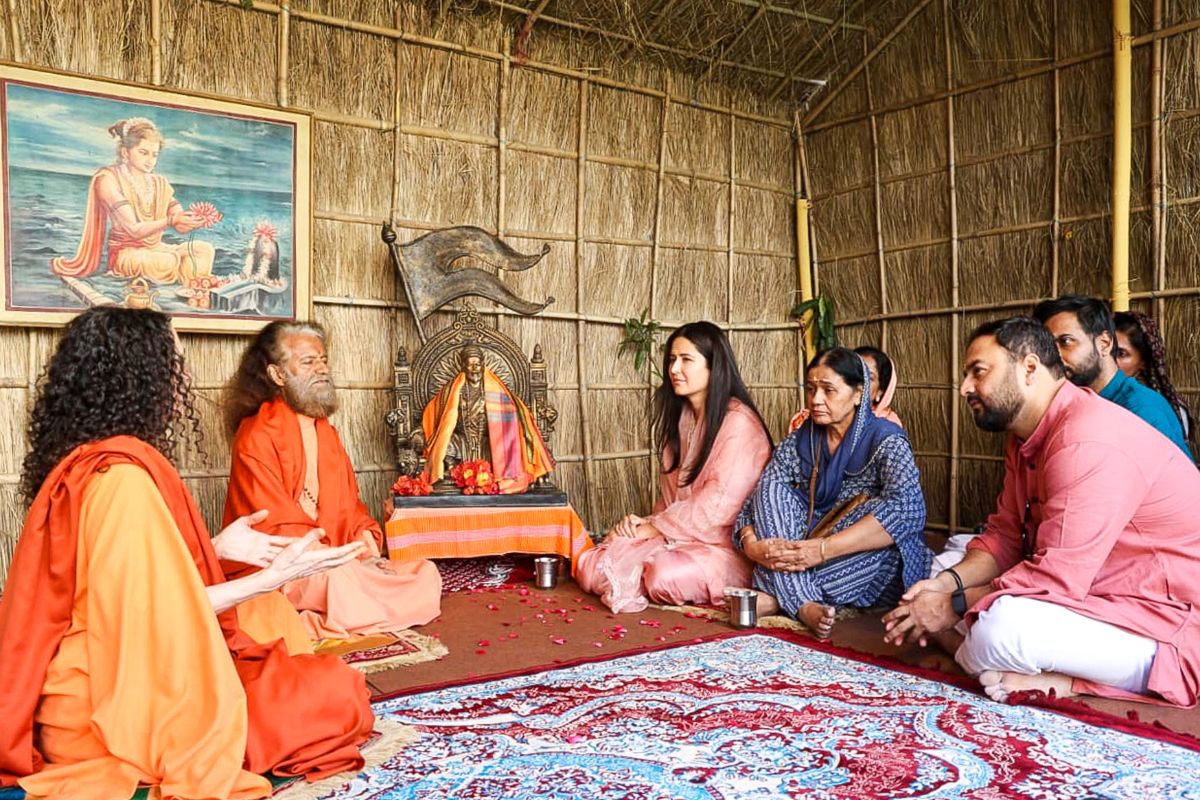 Mahakumbh 2025: महाकुंभ में बॉलीवुड स्टार की डुबकी, आस्था में डूबीं कैटरीना कैफ, सोनाली बेंद्रे और रवीना टंडन 1 Katrina Kaif Mahakumbh