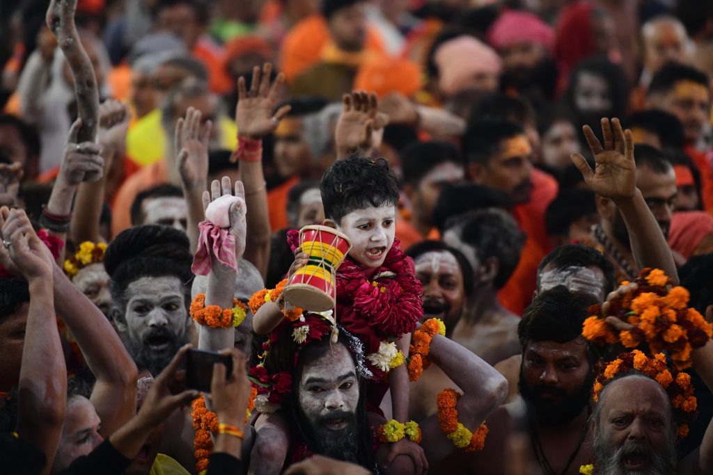 Mahakumbh Amrit Snan Photo: हाथ में गदा और त्रिशूल लेकर बसंत पंचमी पर अमृत स्नान 4 Mahakumbh Sadhu photo