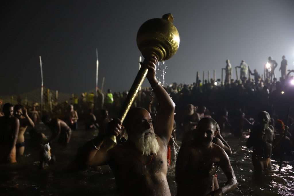 Mahakumbh Amrit Snan Photo: हाथ में गदा और त्रिशूल लेकर बसंत पंचमी पर अमृत स्नान 2 Mahakumbh Third Amrit Snan