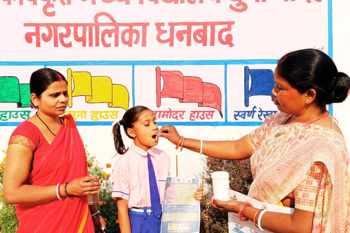 धनबाद की उपायुक्त ने खायी डीइसी और अल्बेंडाजोल की गोली, शुरू किया फाइलेरिया उन्मूलन अभियान 6 Mass Drug Administration Dhanbad News