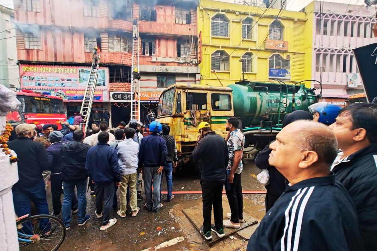 रांची के अपर बाजार में 3 गोदामों में लगी भीषण आग, 2 करोड़ से अधिक का नुकसान 2 Massive Fire in Ranchi News CP Singh