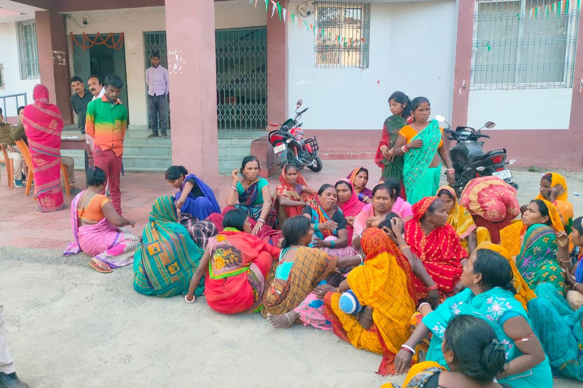 Bhagalpur: देवगिरी पहाड़ जगरिया के आश्रम पर पथराव, बाल-बाल बचे स्वामी संतोष आनंद 1 Prayagraj 35