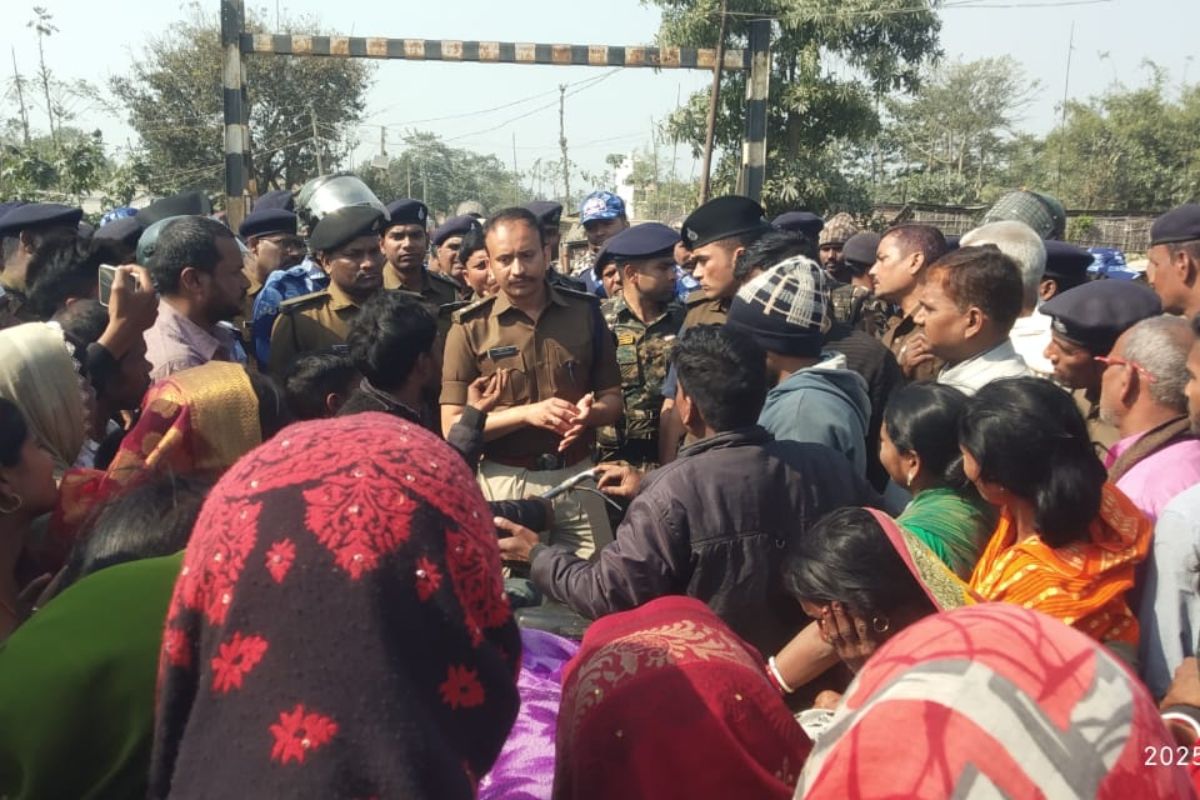 पूर्णिया में किशोरी की हत्या, परिजनों ने शव के साथ किया उग्र प्रदर्शन 1 घटनास्थल पर कैंप कर रहे वरीय पदाधिकारी