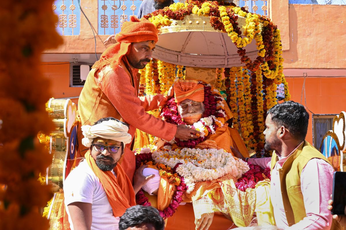 Jal Samadhi Video: सरयू के जल में समाये महंत सत्येंद्र दास, ऐसे दी गई जल समाधि 2 Ram temple chief priest Acharya satyendra Das