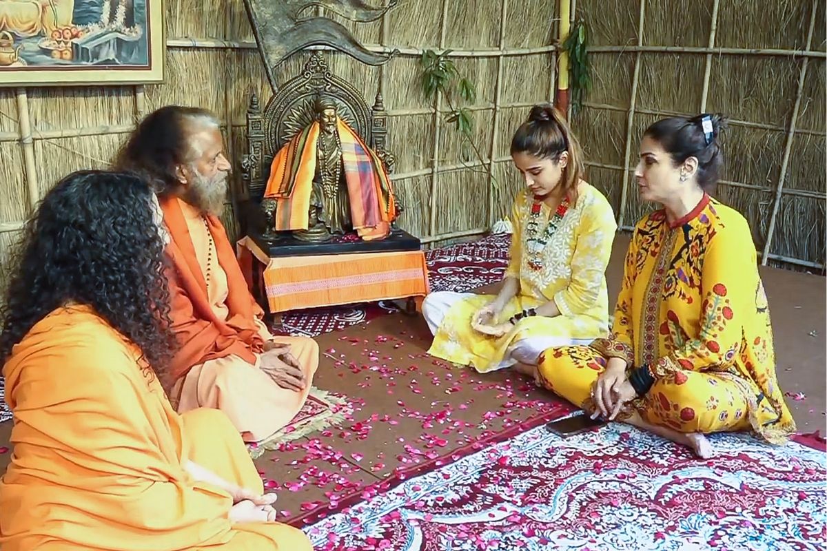 Mahakumbh 2025: महाकुंभ में बॉलीवुड स्टार की डुबकी, आस्था में डूबीं कैटरीना कैफ, सोनाली बेंद्रे और रवीना टंडन 2 Raveena Tandon