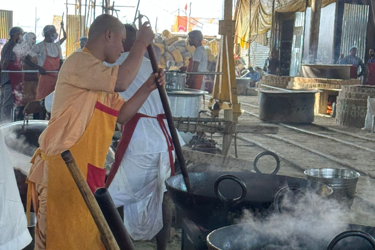 Mahakumbh 2025: बसंत पंचमी के मौके पर अदाणी ग्रुप ने महाकुंभ में तीन लाख भक्तों को खिलाया खाना 1 Untitled design 2025 02 03T180235.107