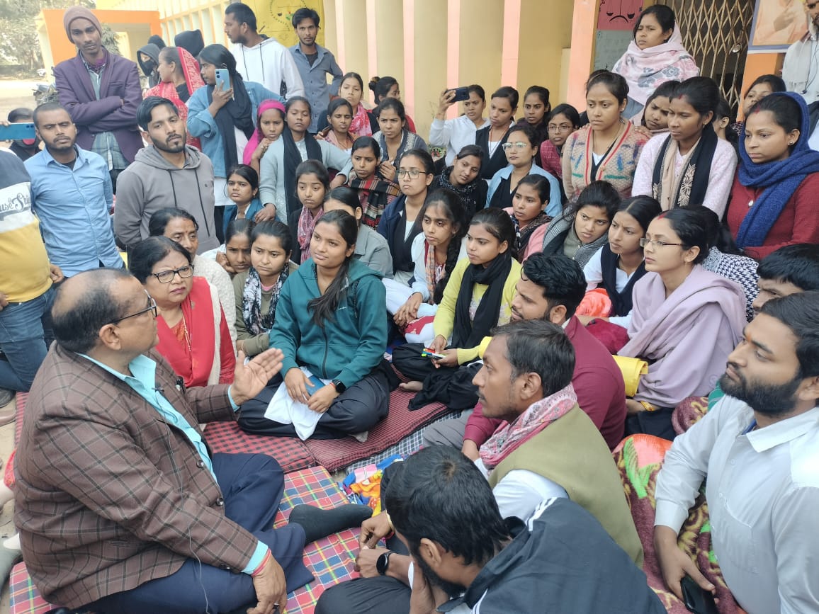 भागलपुर में प्रोफेसर के ट्रांसफर के बाद छात्र-छात्राओं ने खोला मोर्चा, विभाग बंद कराकर अनशन पर बैठे 4 WhatsApp Image 2025 02 11 at 1.15.07 PM