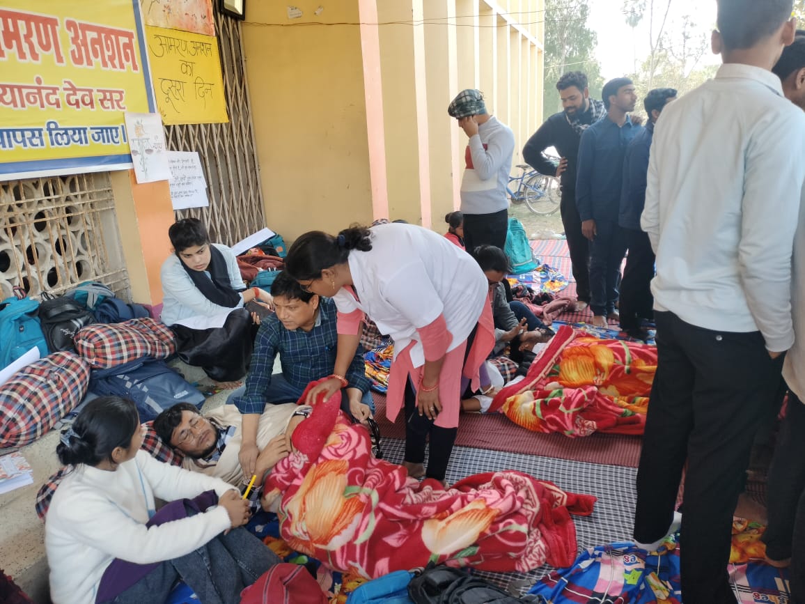 भागलपुर में प्रोफेसर के ट्रांसफर के बाद छात्र-छात्राओं ने खोला मोर्चा, विभाग बंद कराकर अनशन पर बैठे 3 WhatsApp Image 2025 02 11 at 1.36.46 PM