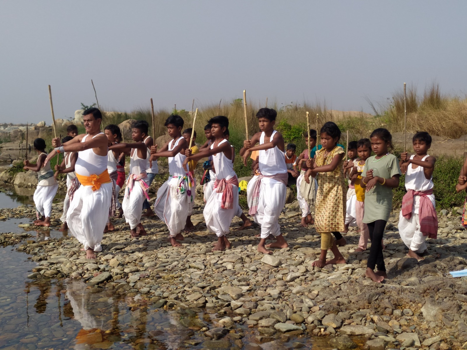 रिटायरमेंट के बाद बच्चों को फ्री में छऊ नृत्य सीखा रहे हैं गुरु विजय साहू, अब तक 150 से अधिक शिशु ले चुके हैं शिक्षा 1 WhatsApp Image 2025 02 12 at 11.00.05