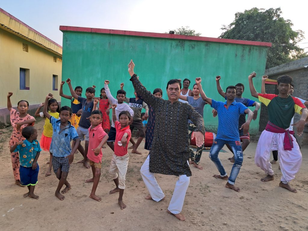 रिटायरमेंट के बाद बच्चों को फ्री में छऊ नृत्य सीखा रहे हैं गुरु विजय साहू, अब तक 150 से अधिक शिशु ले चुके हैं शिक्षा 2 WhatsApp Image 2025 02 12 at 11.01.30