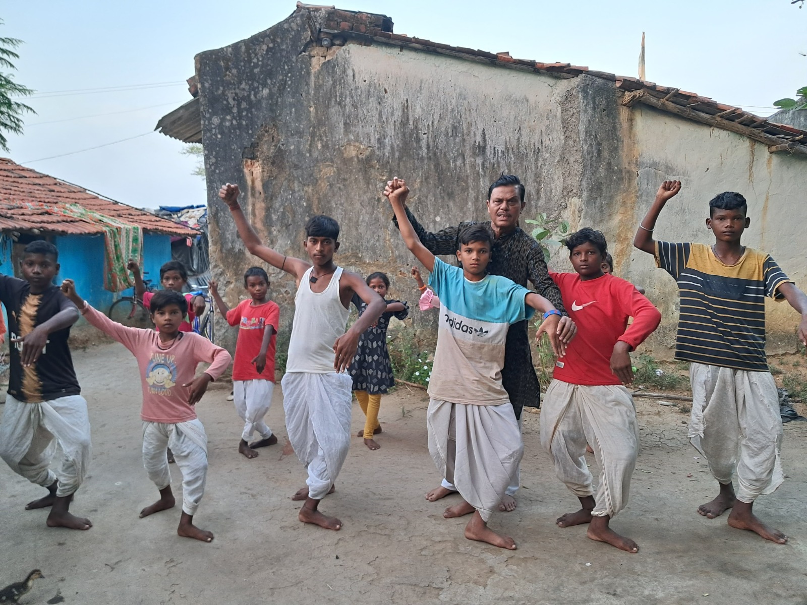 रिटायरमेंट के बाद बच्चों को फ्री में छऊ नृत्य सीखा रहे हैं गुरु विजय साहू, अब तक 150 से अधिक शिशु ले चुके हैं शिक्षा 3 WhatsApp Image 2025 02 12 at 11.14.31