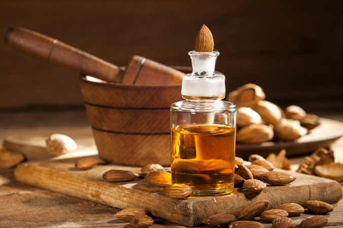 Almond Oil Skincare: हर स्किन को नहीं सूट करता बादाम तेल, लगाने से पहले जान लें ये जरूरी बातें 1 almond oil