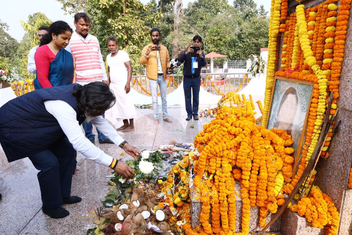 हेमंत सोरेन ने पश्चिमी सिंहभूम को दी 412 करोड़ की 246 योजनाओं की सौगात, बोले- हमें आदिवासी होने पर गर्व 3 hemant soren in west singhbhum 1