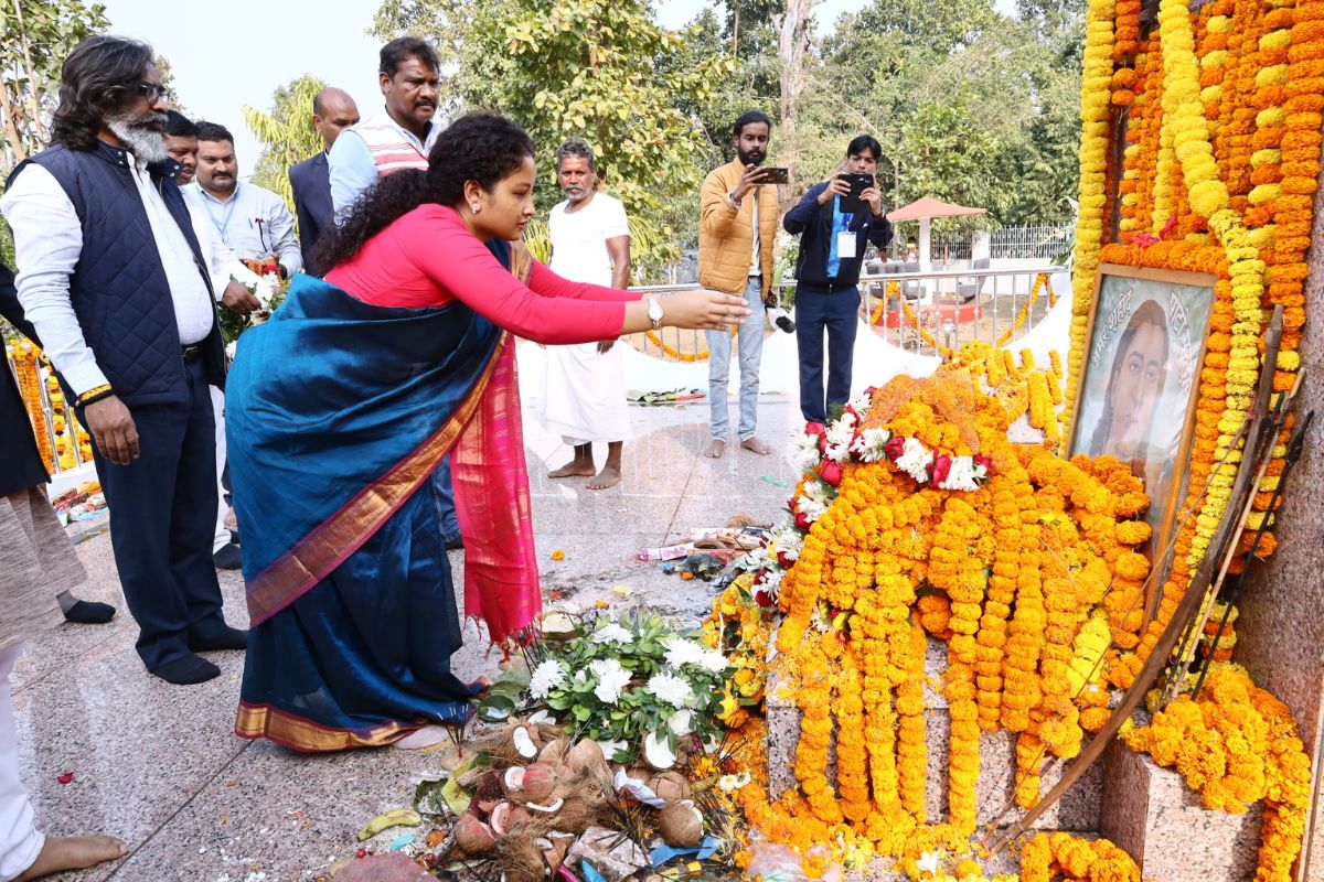 हेमंत सोरेन ने पश्चिमी सिंहभूम को दी 412 करोड़ की 246 योजनाओं की सौगात, बोले- हमें आदिवासी होने पर गर्व 4 kalpana murmu soren in west singhbhum