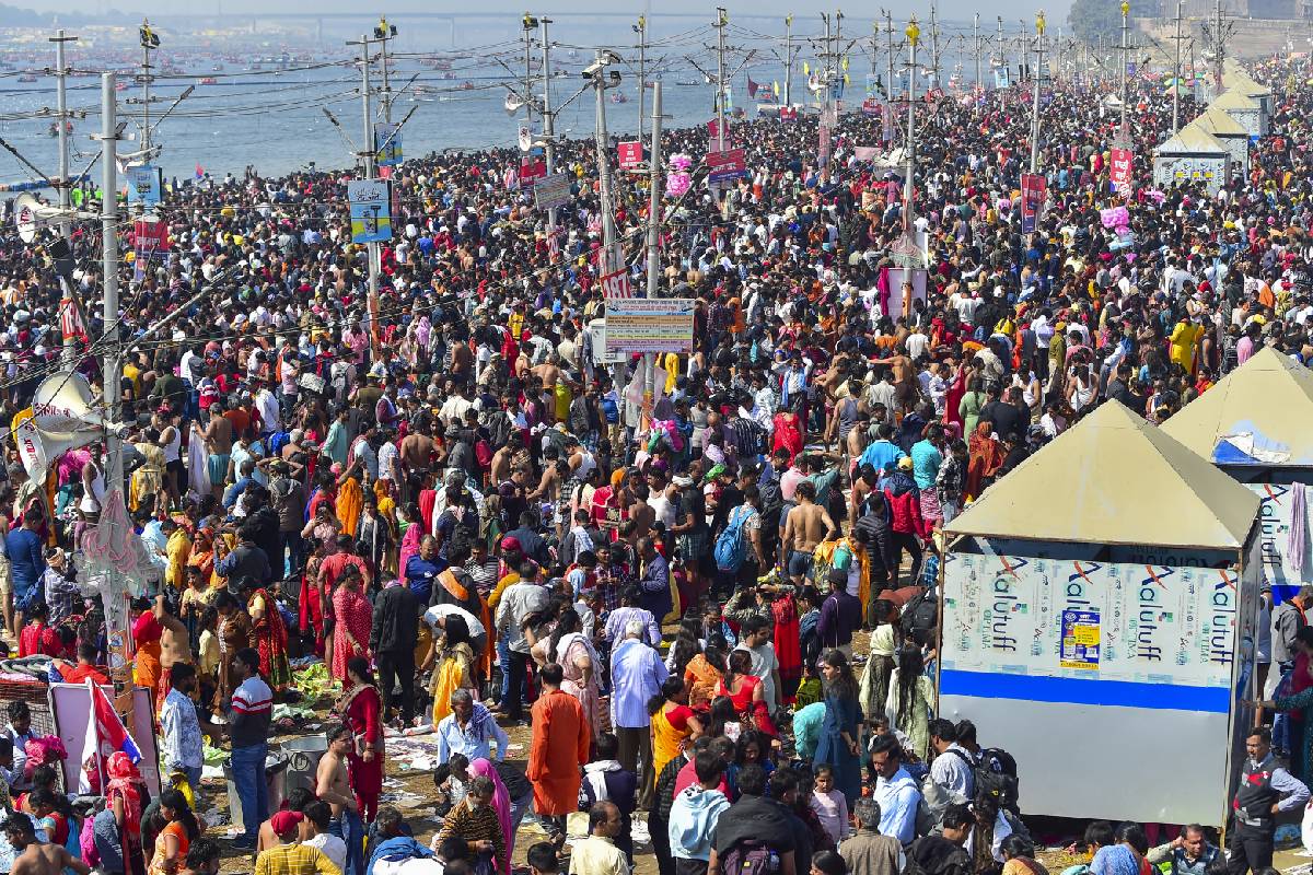 Mahakumbh Traffic Jam Video : प्रयागराज संगम स्टेशन बंद, सड़क पर घंटों फंसे रहे श्रद्धालु, महाकुंभ में जाम से लोग परेशान 2 kumbh mela 2025 1