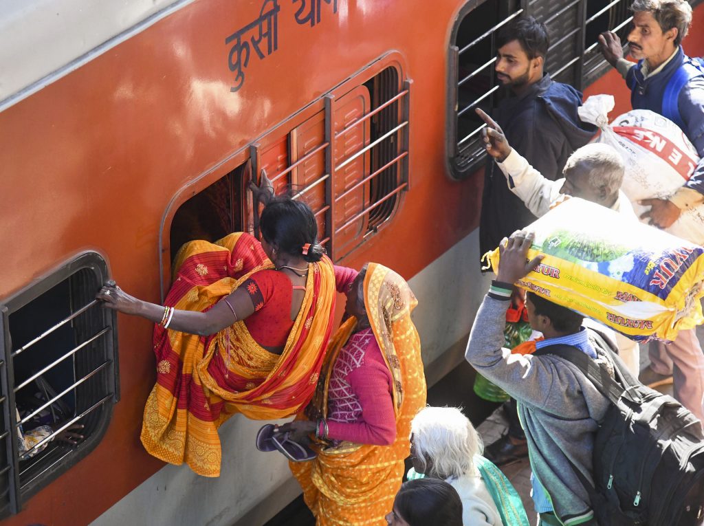 Photos: पटना जंक्शन पर नहीं थम रहा सैलाब, AC बोगी में भी घुस रही भीड़, टॉयलेट-खिड़की पर भी कब्जा 3 patna junction 2