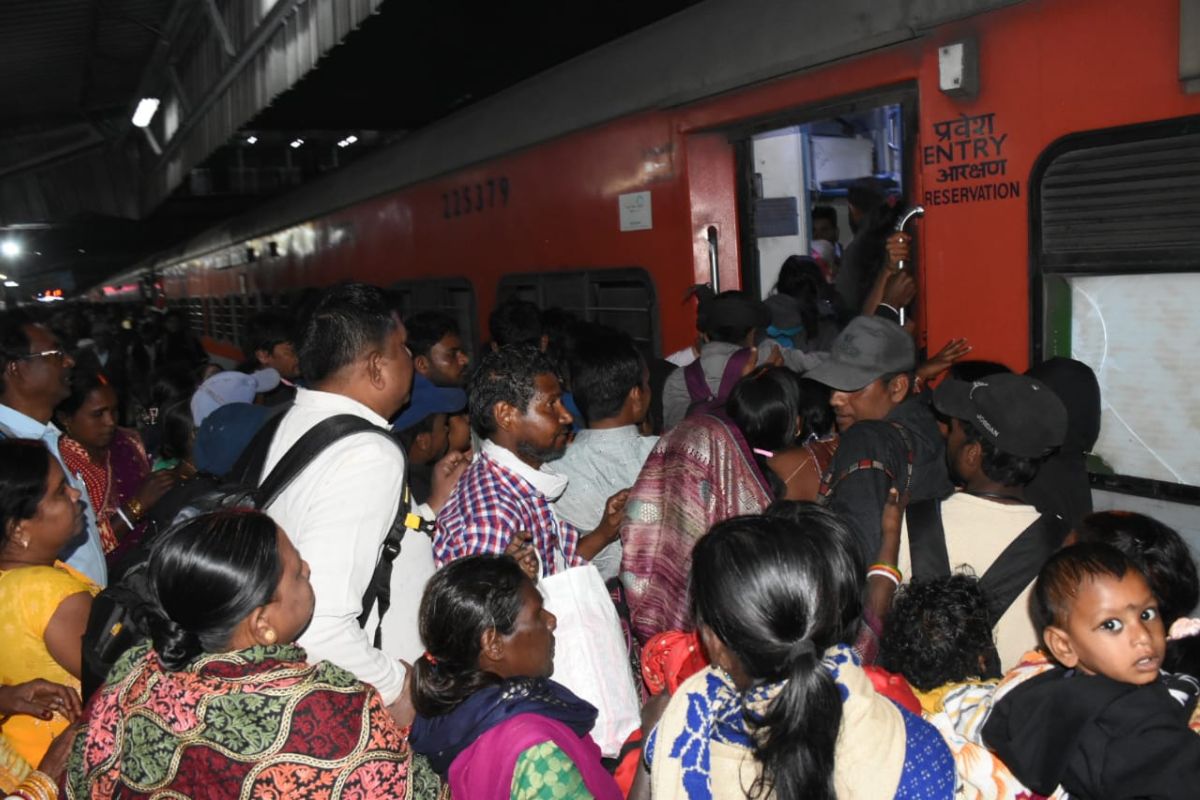 PHOTOS: महाकुंभ जाने वाले श्रद्धालुओं ने धनबाद स्टेशन पर ट्रेन पर किया कब्जा, पटरी पर गिरे 2 यात्री 4 train news dhanbad mahakumbh 2025 news today