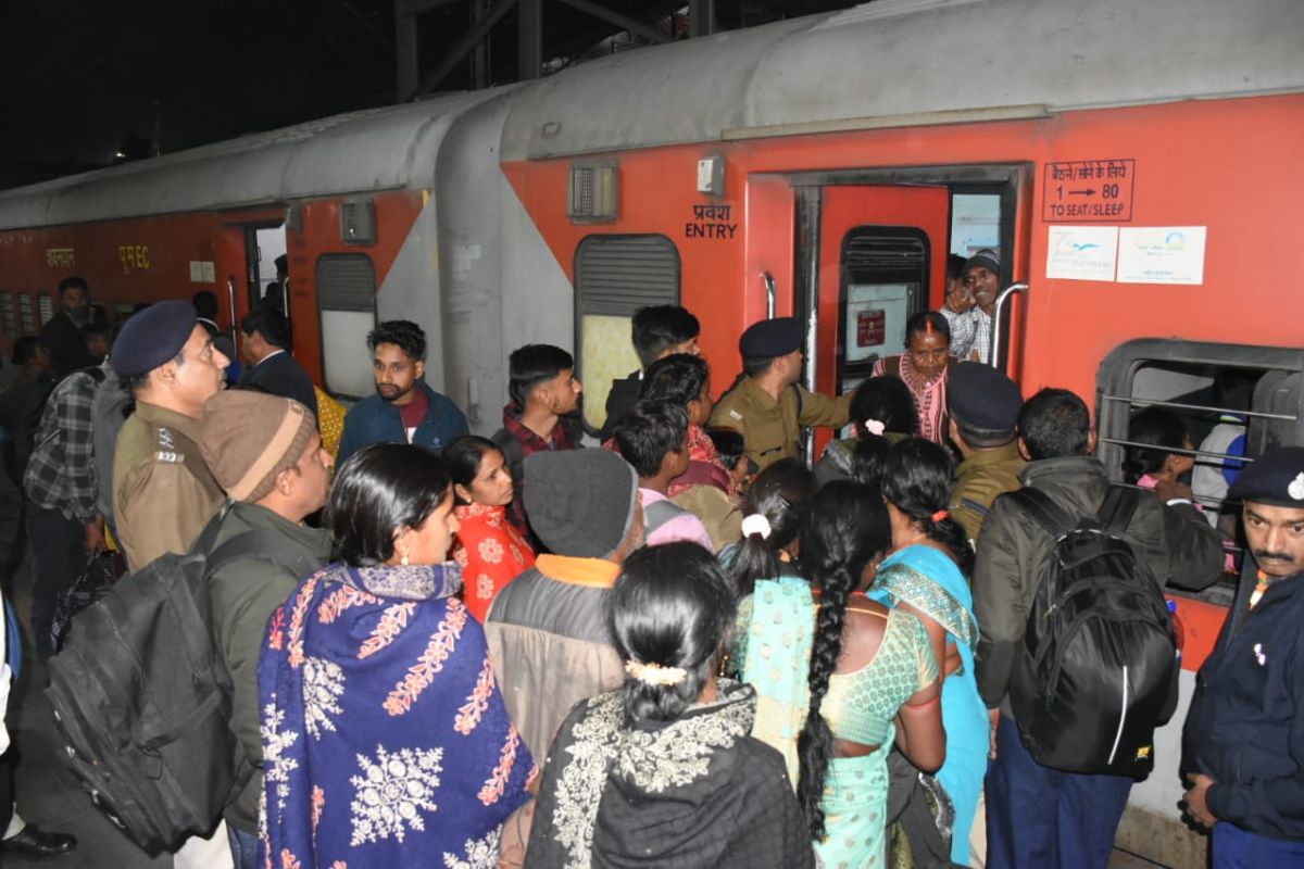 PHOTOS: महाकुंभ जाने वाले श्रद्धालुओं ने धनबाद स्टेशन पर ट्रेन पर किया कब्जा, पटरी पर गिरे 2 यात्री 5 train news dhanbad mahakumbh 2025 today