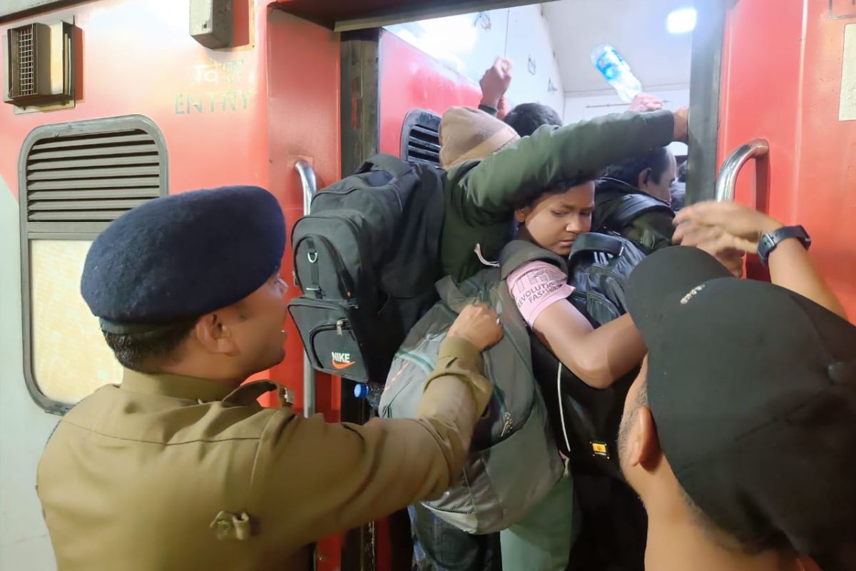 PHOTOS: महाकुंभ जाने वाले श्रद्धालुओं ने धनबाद स्टेशन पर ट्रेन पर किया कब्जा, पटरी पर गिरे 2 यात्री 3 train news dhanbad mahakumbh 2025