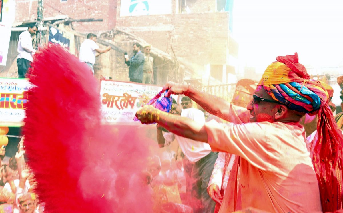 CM Yogi Holi: होली में सीएम योगी का दिखा अलग अंदाज, होलिका भस्म की पूजा कर मनाई होली, फाग का लिया आनंद 1 14031 pti03 14 2025 000040b