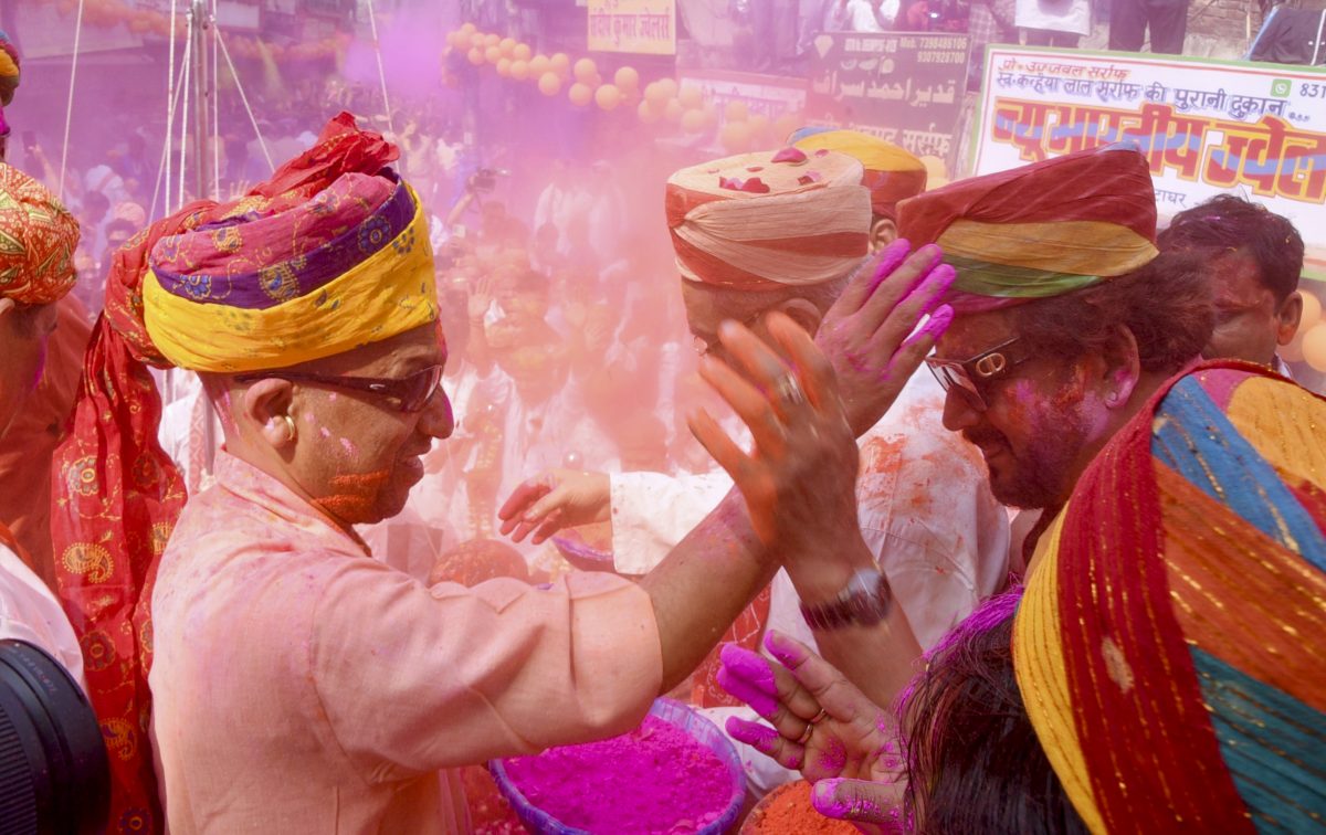 CM Yogi Holi: होली में सीएम योगी का दिखा अलग अंदाज, होलिका भस्म की पूजा कर मनाई होली, फाग का लिया आनंद 2 14031 pti03 14 2025 000075b