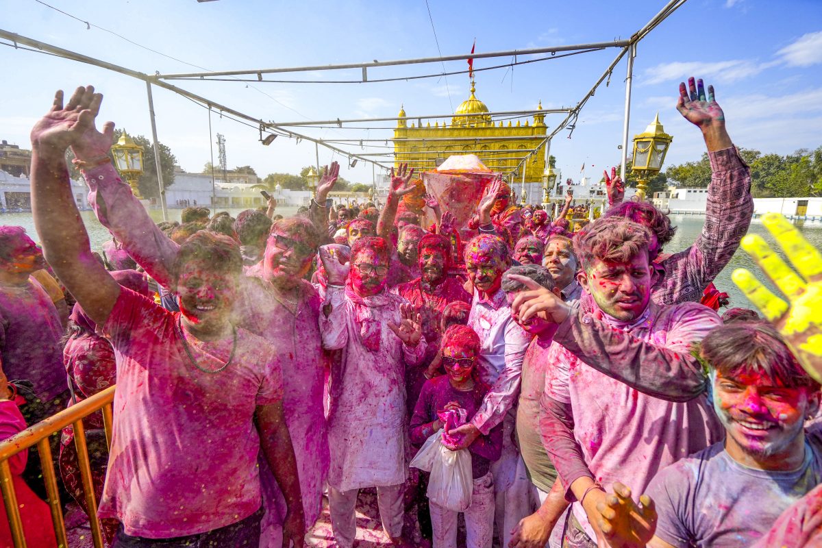Holi 2025: देशभर में जमकर उड़े रंग-गुलाल, हर्षोल्लास से मनाया गया होली का त्योहार, देखें तस्वीर 5 14031 pti03 14 2025 000141a