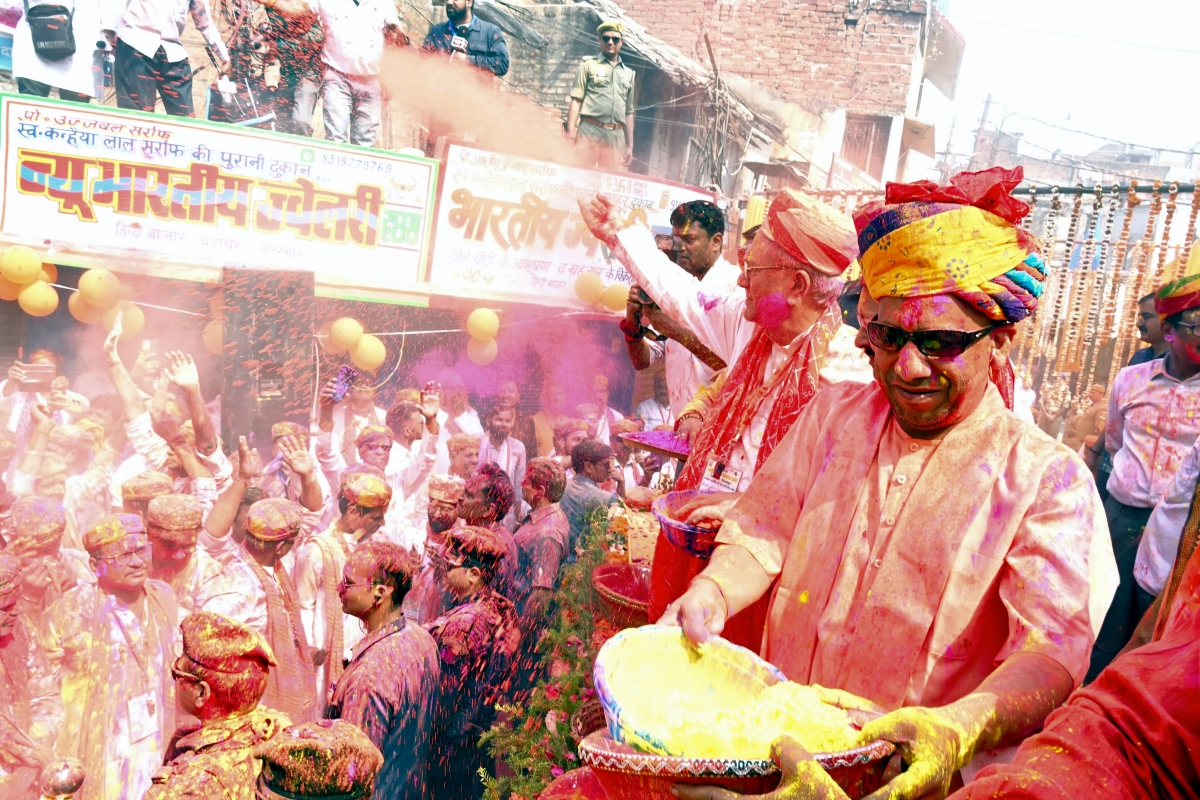 Holi 2025: देशभर में जमकर उड़े रंग-गुलाल, हर्षोल्लास से मनाया गया होली का त्योहार, देखें तस्वीर 4 CM Yogi Holi 1
