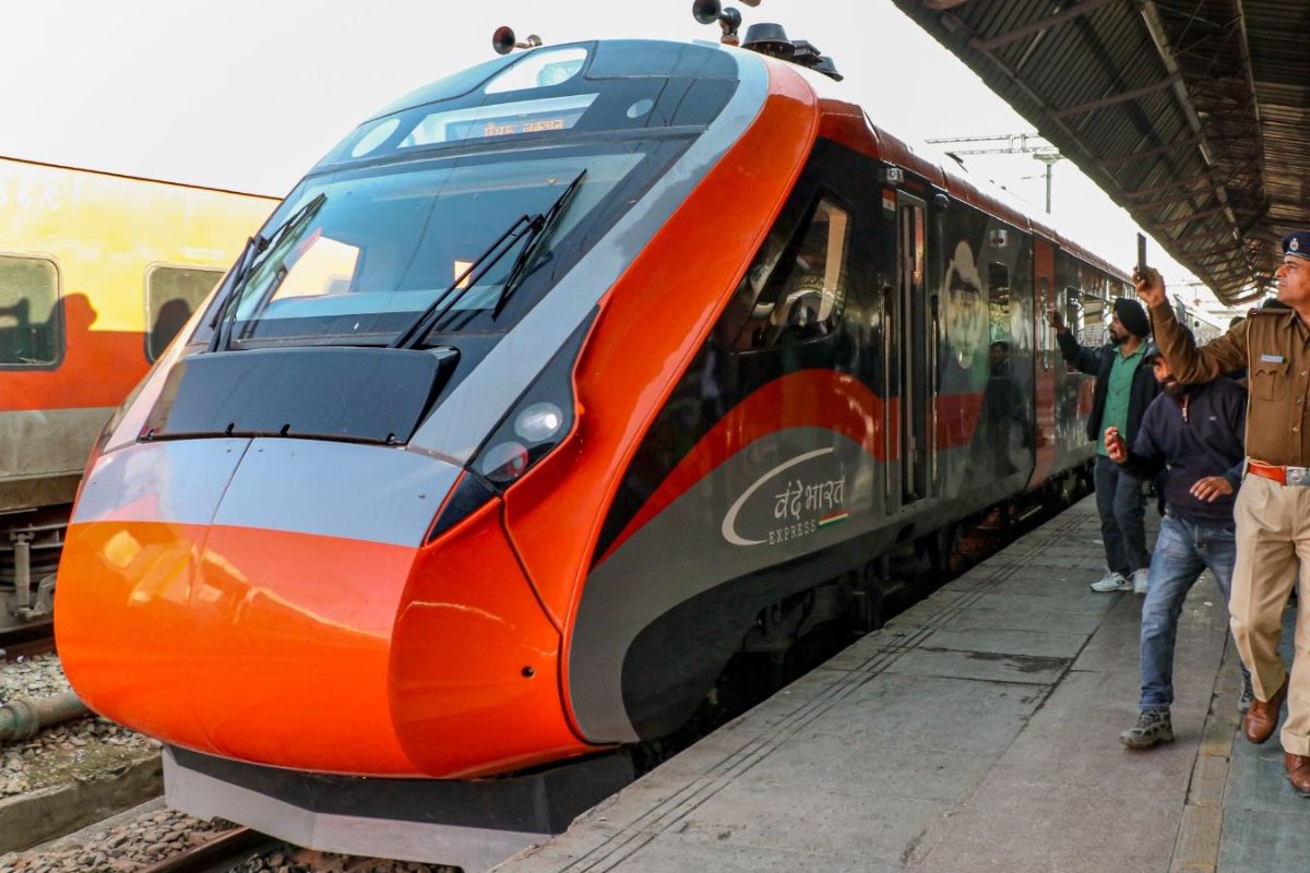 पटना से दिल्ली महज 12 घंटे में पहुंचाएगी ये ट्रेन, दूसरी ट्रेनों को लगता है 17-18 घंटे का समय 1 वंदे हिंदुस्तान ट्रेन