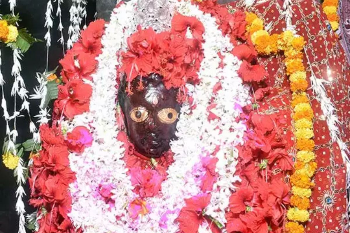 बिहार में मौजूद हैं दुनिया का सबसे पुराना मंदिर, यहां बकरे को काटे बगैर दी जाती है बलि 1 मां मुंडेश्वरी की प्रतिमा