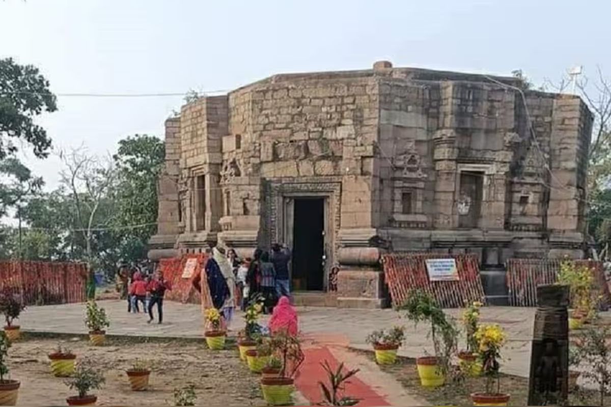 बिहार में मौजूद हैं दुनिया का सबसे पुराना मंदिर, यहां बकरे को काटे बगैर दी जाती है बलि 2 पवरा पहाड़ी पर स्थित मां मुंडेश्वरी का मंदिर