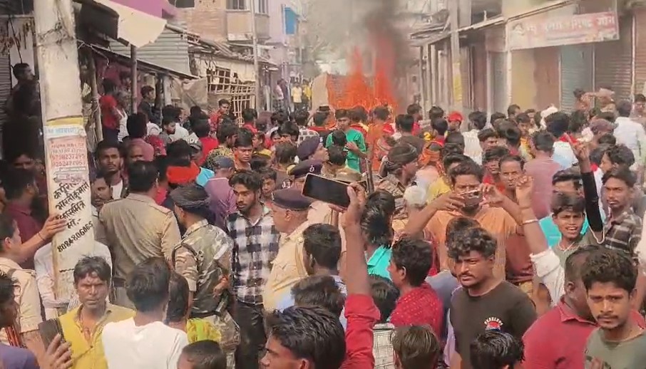 Video: बिहार के समस्तीपुर में तनाव, असमाजिक तत्वों ने प्रतिमा तोड़ी तो बिगड़ा माहौल 2 Screenshot 2025 03 28 110558