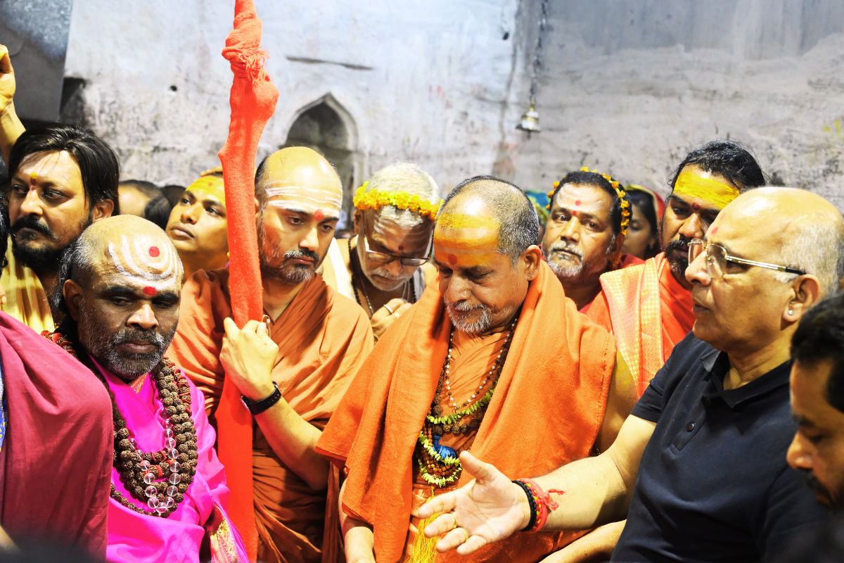 Deoghar News: द्वारिका शारदा पीठाधीश्वर जगतगुरु शंकराचार्य पहुंचे बाबा मंदिर, की पूजा, देखें PHOTOS 2 Shankaracharya in Deoghar News Today