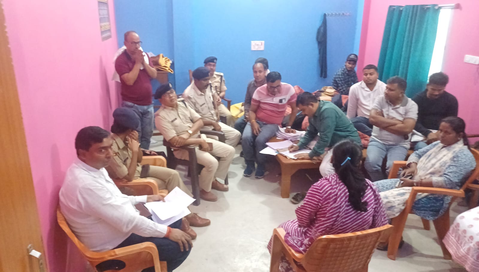 Hajipur News: राजस्व कर्मचारी के ऑफिस में छापेमारी, लाखों रुपये नकद और दस्तावेज जब्त, तीन हिरासत में 2 WhatsApp Image 2025 03 26 at 7.58.36 PM