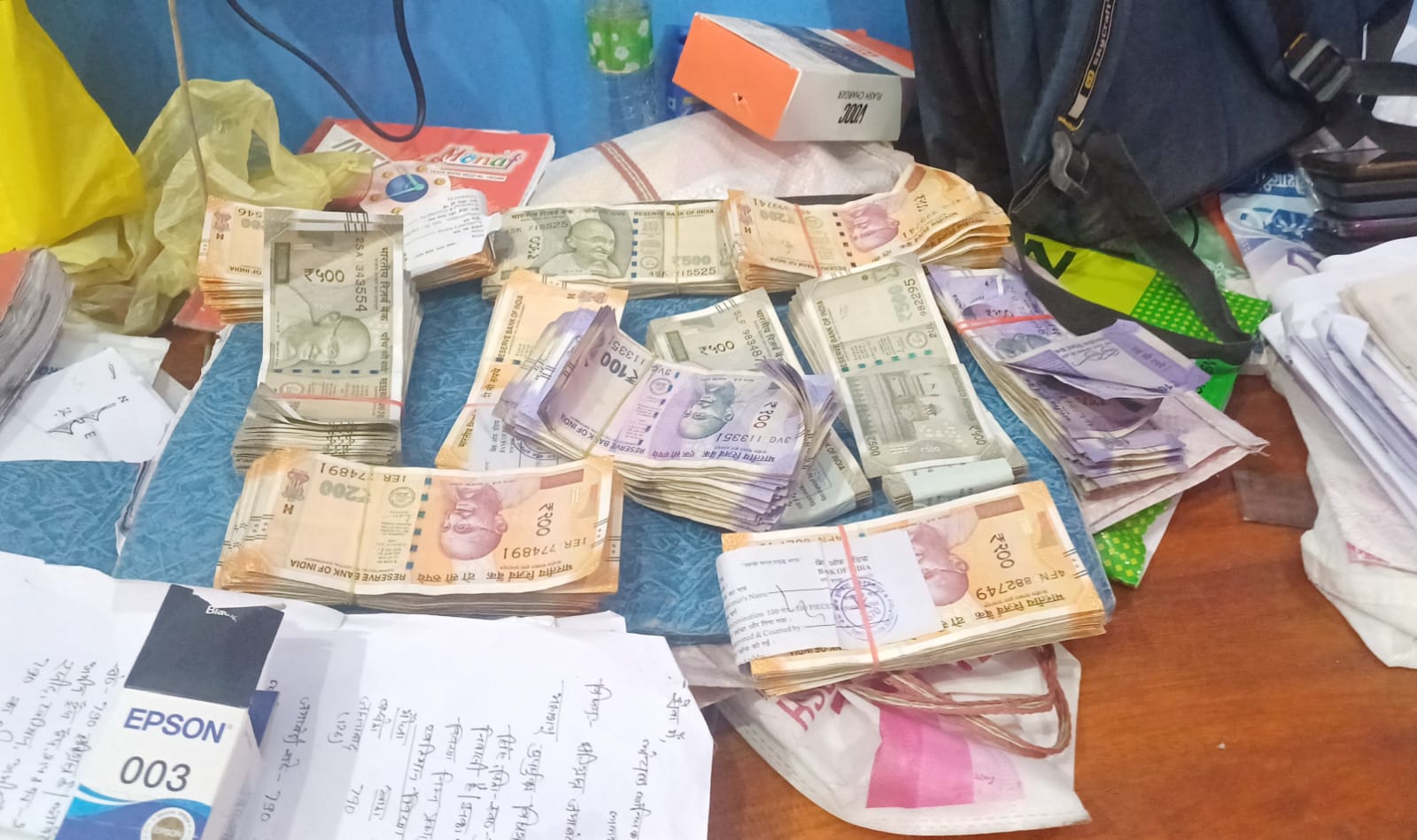 Hajipur News: राजस्व कर्मचारी के ऑफिस में छापेमारी, लाखों रुपये नकद और दस्तावेज जब्त, तीन हिरासत में 1 WhatsApp Image 2025 03 26 at 7.58.37 PM
