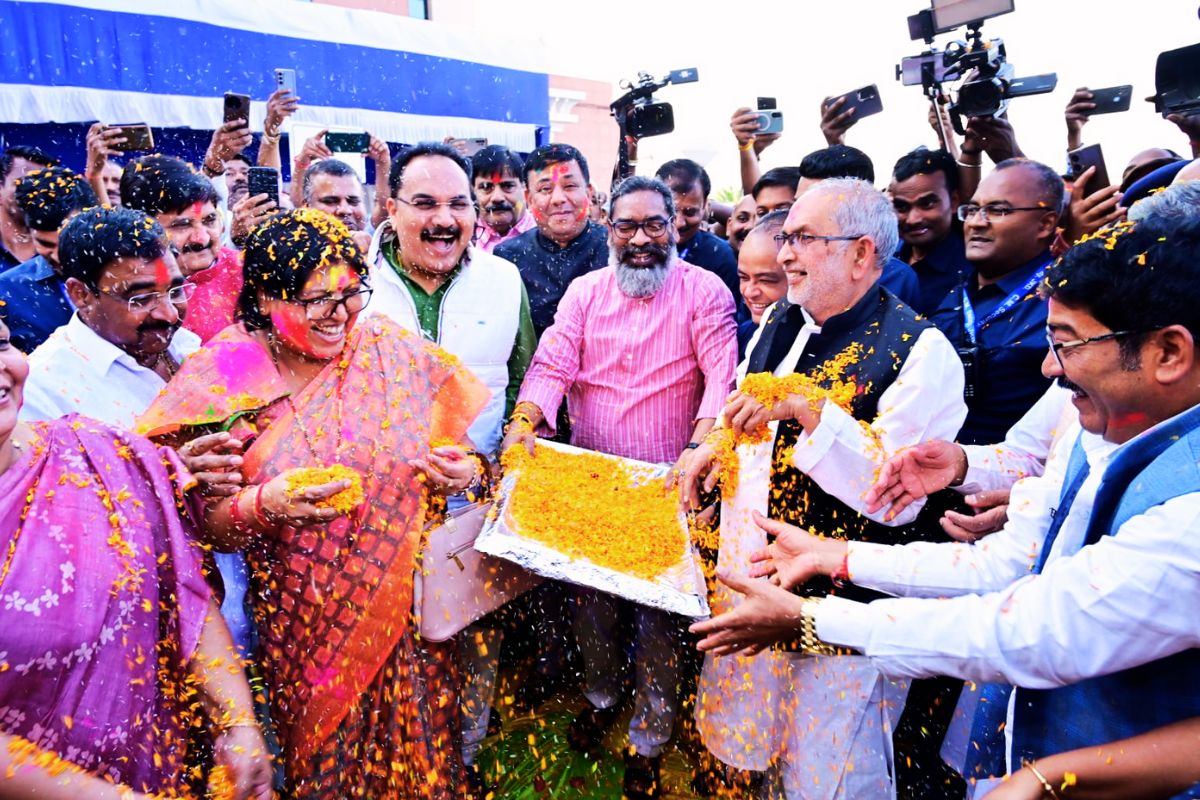 Holi 2025: झारखंड विधानसभा में हेमंत सोरेन ने स्पोर्ट्सी ऐसी होली, शरमायीं कल्पना सोरेन, देखें PHOTOS 3 holi 2025 celebration in jharkhand assembly news today