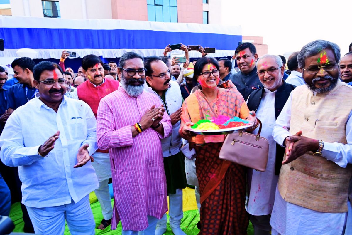 Holi 2025: झारखंड विधानसभा में हेमंत सोरेन ने स्पोर्ट्सी ऐसी होली, शरमायीं कल्पना सोरेन, देखें PHOTOS 2 holi 2025 celebration in jharkhand assembly news